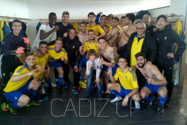 El Cádiz CF Juvenil celebra la victoria ante la UD Tomares / cadizcf.com