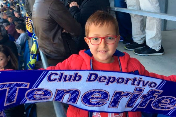 Nacho Guerrero, con la bufanda del CD Tenerife / Cedida