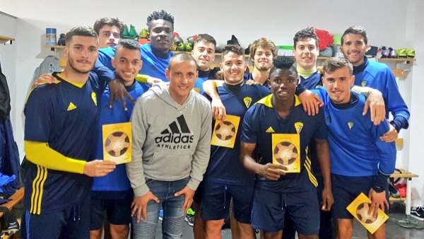 Jorge Luque, como representante de la AFE, con canteranos del Cádiz CF