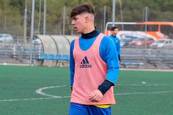 Álvaro Diego entrena con el Cádiz CF