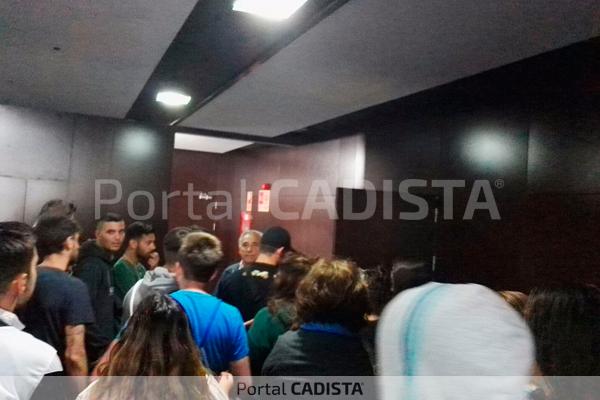 Aficionados protestando esta mañana en Carranza tras el cierre de las taquillas / Trekant Media