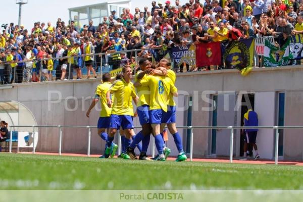 El Cádiz B celebra su primer gol en El Rosal / Trekant Media