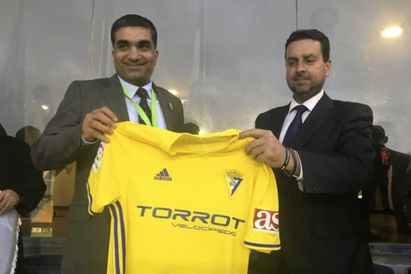 Entrega de una camiseta a la delegación de Arabia Saudí / cadizcf.com