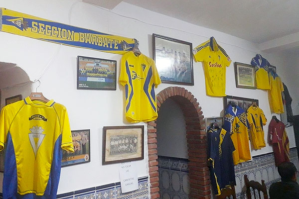 Exposición de camisetas del Cádiz CF en la Peña Cadista Ambrosio Gil de Vejer / FPC