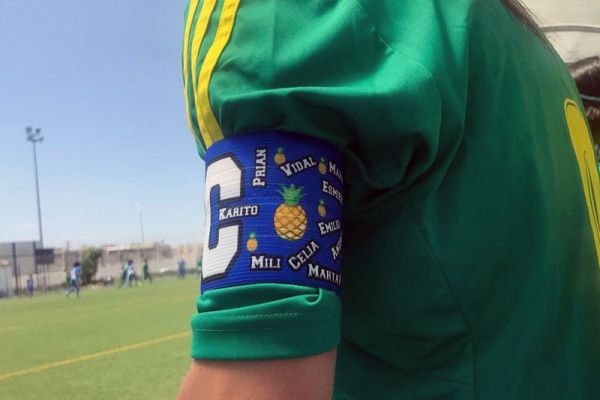 Brazalete de capitán especial de Karito con el Cádiz CF Femenino