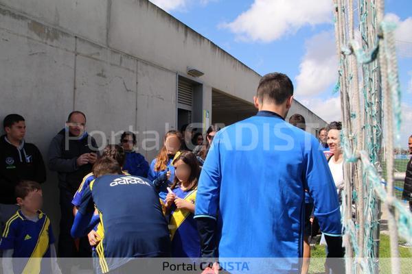 Jugadores firmando autógrafos en El Rosal / Trekant Media