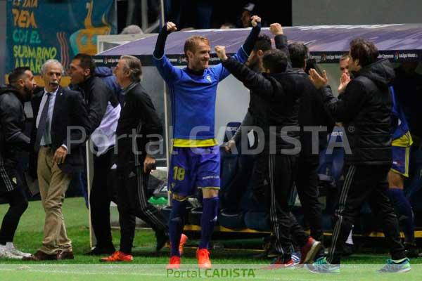 Álex Fernández celebrando en el banquillo