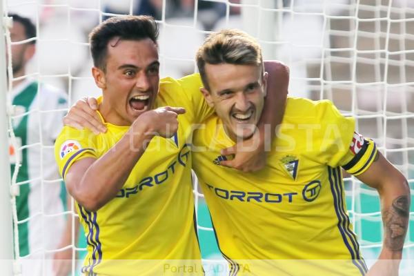 Salvi celebra un gol con Álvaro García / Trekant Media