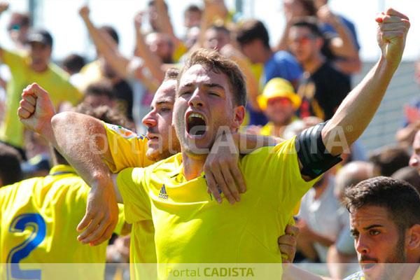 Manu Vallejo celebra un gol del Cádiz CF B / Trekant Media