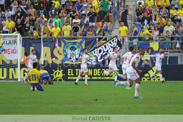 La Cultural Leonesa celebra un gol en el estadio Ramón de Carranza / Trekant Media