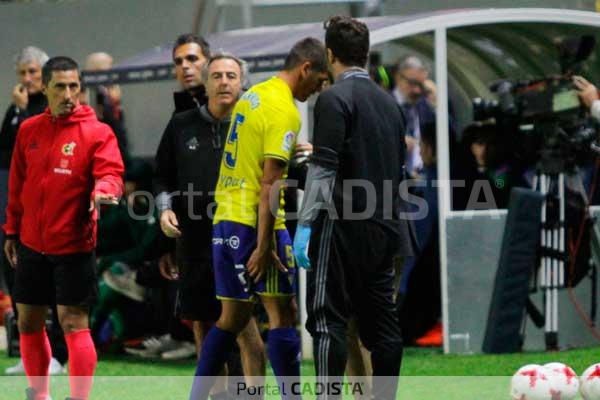 Garrido retirándose ayer a la banda