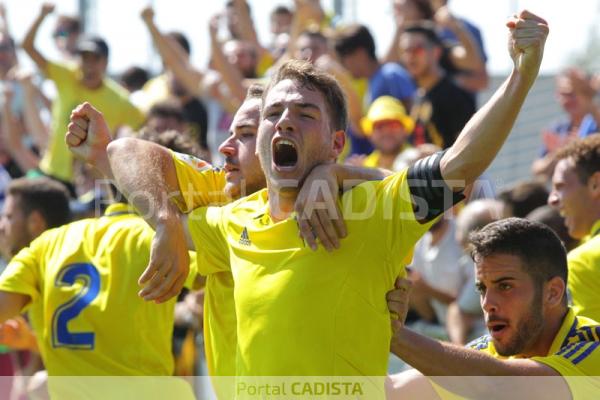 Manu Vallejo celebra un gol del Cádiz B / Trekant Media