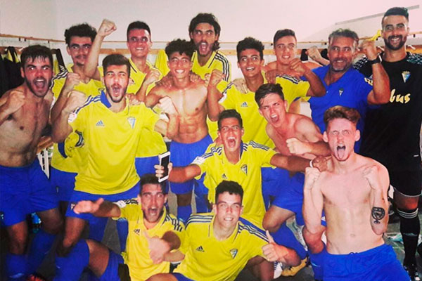 El Balón de Cádiz CF celebra la victoria ante el Chiclana CF