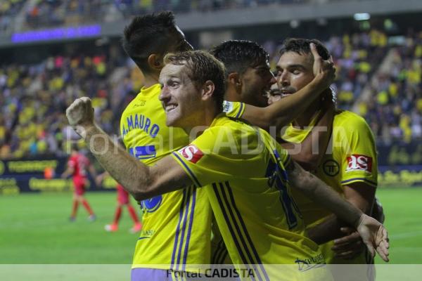 Los jugadores del Cádiz CF celebran el gol de Barral a Osasuna / Trekant Media