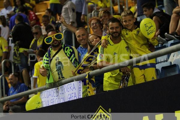 Aficionados felicitando a Cervera