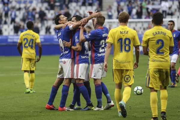 El Real Oviedo celebra el gol ante el Cádiz CF / La Nueva España