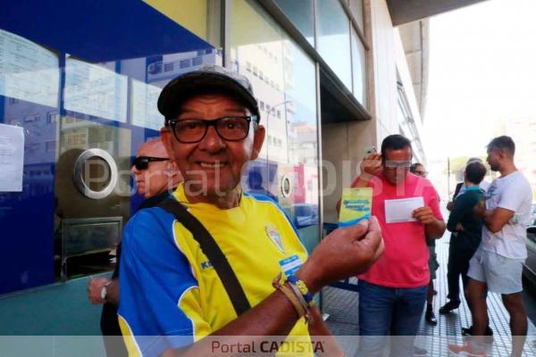 Joaquín Butrón, primer abonado en recoger su carné / Trekant Media