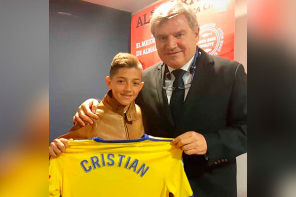 Cristian recibió una camiseta del Cádiz CF / cadizcf.com