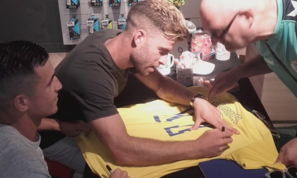 Mario Barco fima autógrafos / cadizcf.com