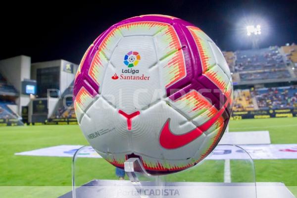 Balón de LaLiga en el estadio Ramón de Carranza / Trekant Media