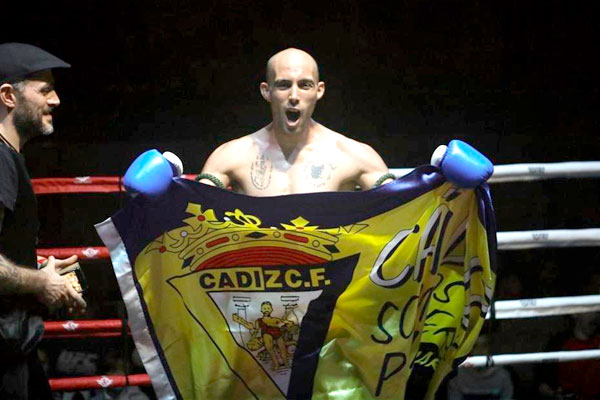 Carlos Coello con la bandera del Cádiz CF / Quinito Fotografía