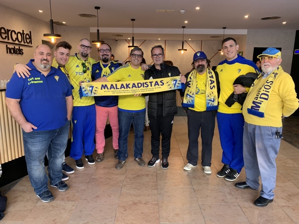 Entrega de bufanda de Malakadistas a Álvaro Cervera / cadizcf.com