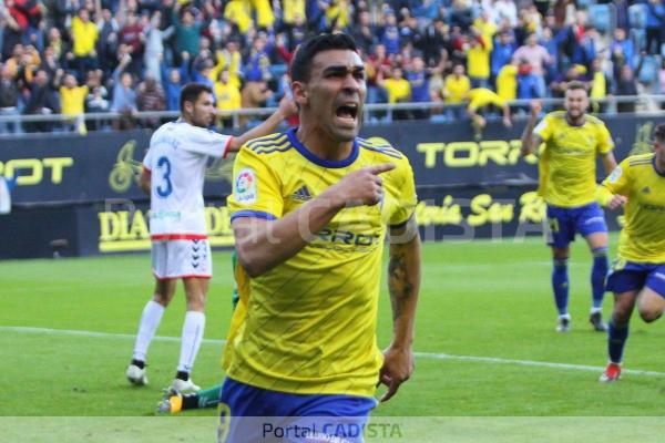 Dani Romera celebra un gol con el Cádiz CF / Trekant Media