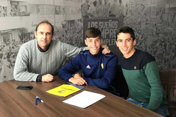 Lanchi, firmando su contrato con el Cádiz CF / Eggo Sports