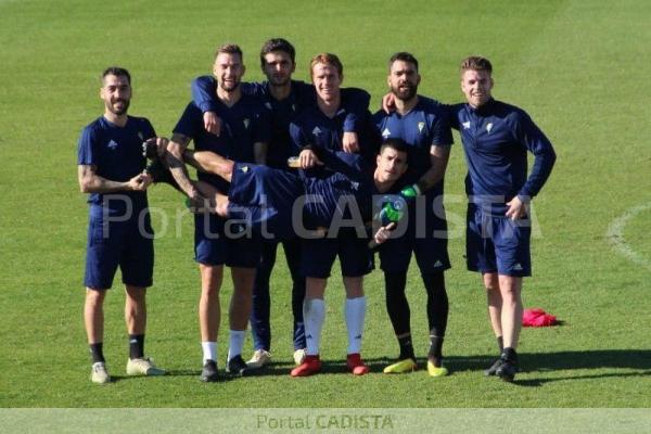 Pose del equipo ganador del torneito / Trekant Media