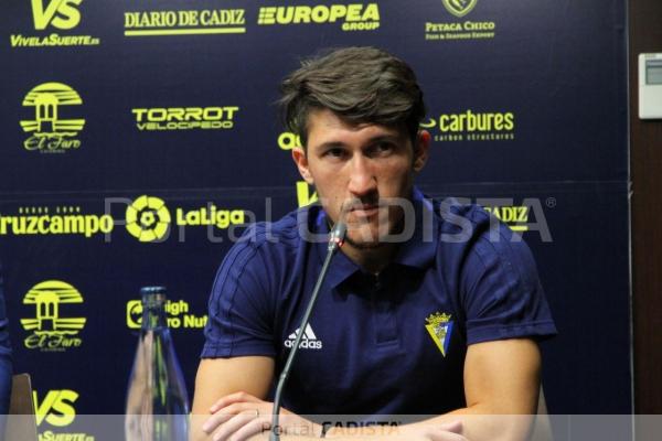 Espino siendo presentado como jugador del Cádiz / Trekant Media