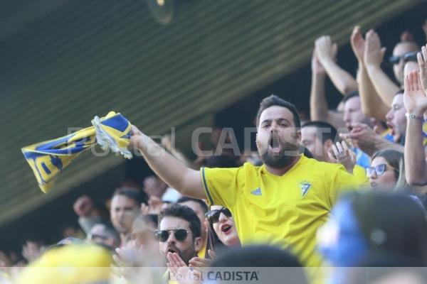 Un aficionado cadista anima a su equipo en Carranza / Trekant Media