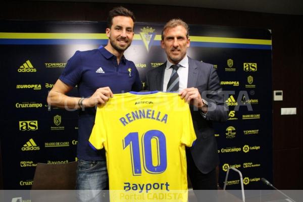 Vincenzo Renella en su presentación como jugador del Cádiz / Trekant Media