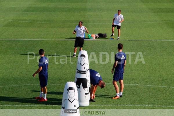 Cervera da instrucciones a sus jugadores / Trekant Media