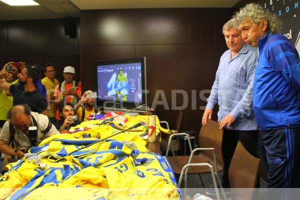 Camisetas en la sala de prensa del estadio Ramón de Carranza en presencia de Mágico González / Trekant Media