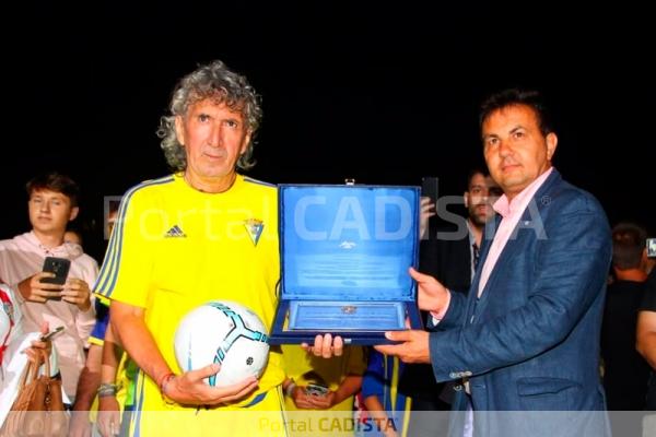 Mágico recibiendo la placa de la RFEF / Trekant Media