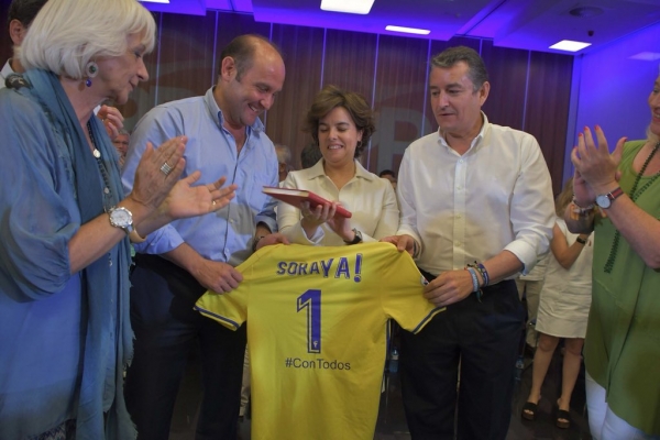 Soraya Sáenz de Santamaría con su camiseta del Cádiz CF / PP Cádiz