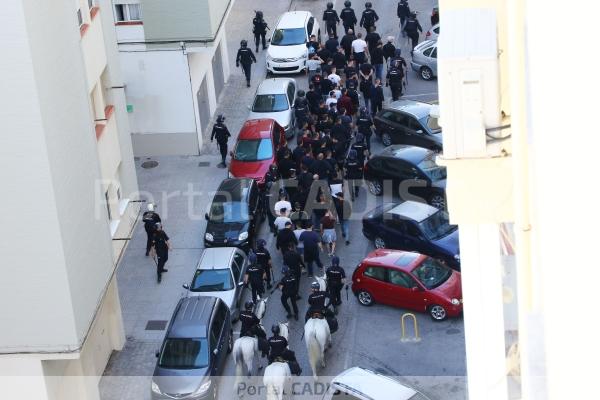 Ultras del Málaga CF escoltados camino de Carranza / Trekant Media