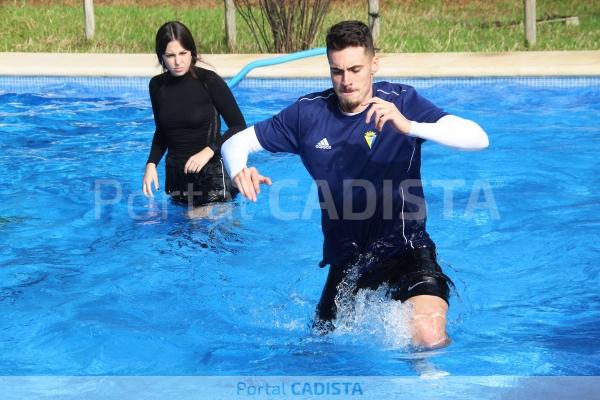 Migue García trabajando en la piscina con la 'fisio' Marta Ramírez. / Imagen: Javi Quiñones - Trekant Media