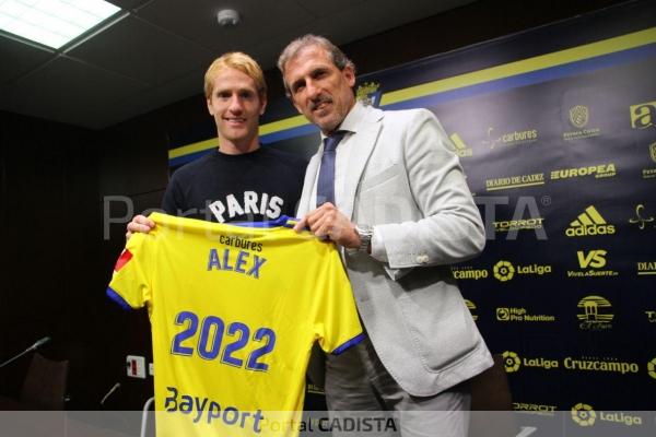 Álex fue presentado como jugador renovado / Trekant Media