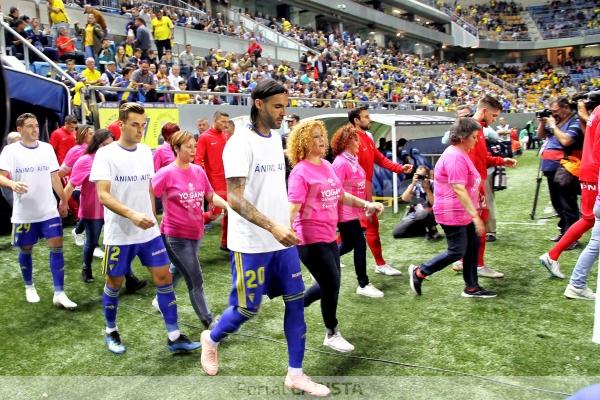 Mujeres que han pasado la enfermedad del cáncer de mama saltando al césped con los jugadores del Cádiz CF / Trekant Media