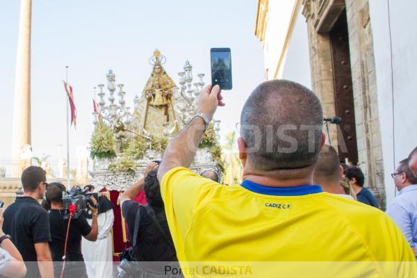 Uno de varios aficionados del Cádiz CF que presenciaron la salida de la Patrona / Trekant Media