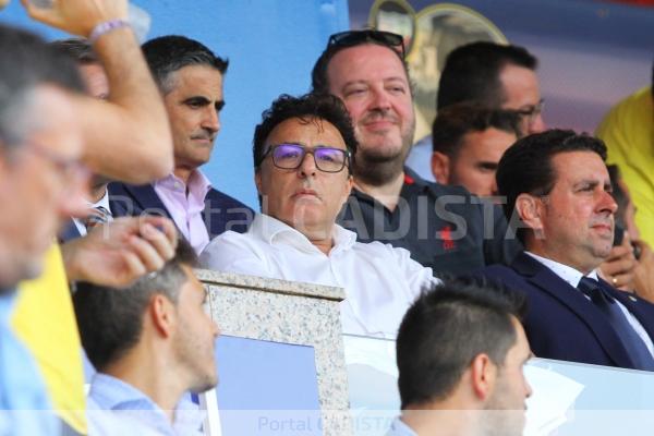 Quique Pina viendo al Cádiz CF en el palco del Francisco de la Hera / Trekant Media