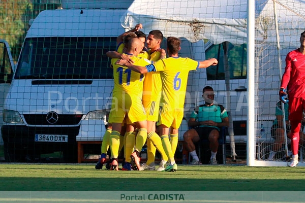 El Cádiz celebra su tanto ante el Espanyol / Trekant Media