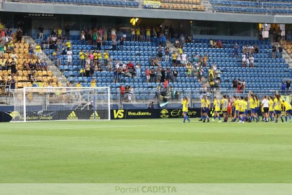 El Cádiz CF Femenino aplaude a fondo sur / Trekant Media