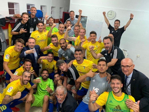 Foto del vestuario del Cádiz CF celebrando la victoria en Anduva / cadizcf.com