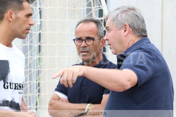 Cervera y Vizcaíno charlan antes del partido del Cádiz B en El Rosal / Trekant Media