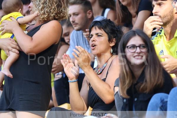 Teresa Rodríguez en fondo sur animando al Cádiz CF Femenino / Trekant Media