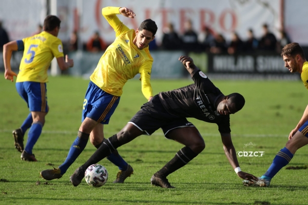 Bodiger ante el CD Lealtad / cadizcf.com