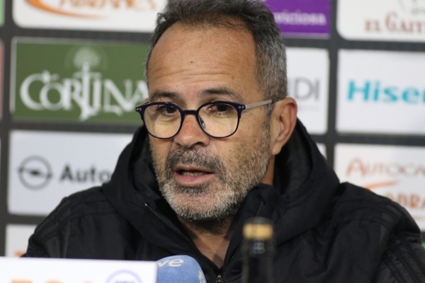 Álvaro Cervera en la sala de prensa del estadio Les Caleyes / cadizcf.com