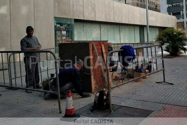 Se coloca la peana del monumento a la afición cadista / Trekant Media